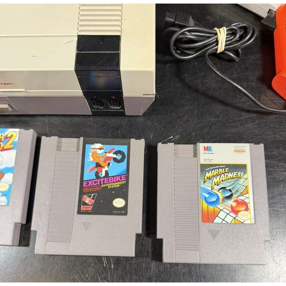 Nintendo Entertainment System NES-001 Console 1985 w/ 6 Games, Controller & Gun